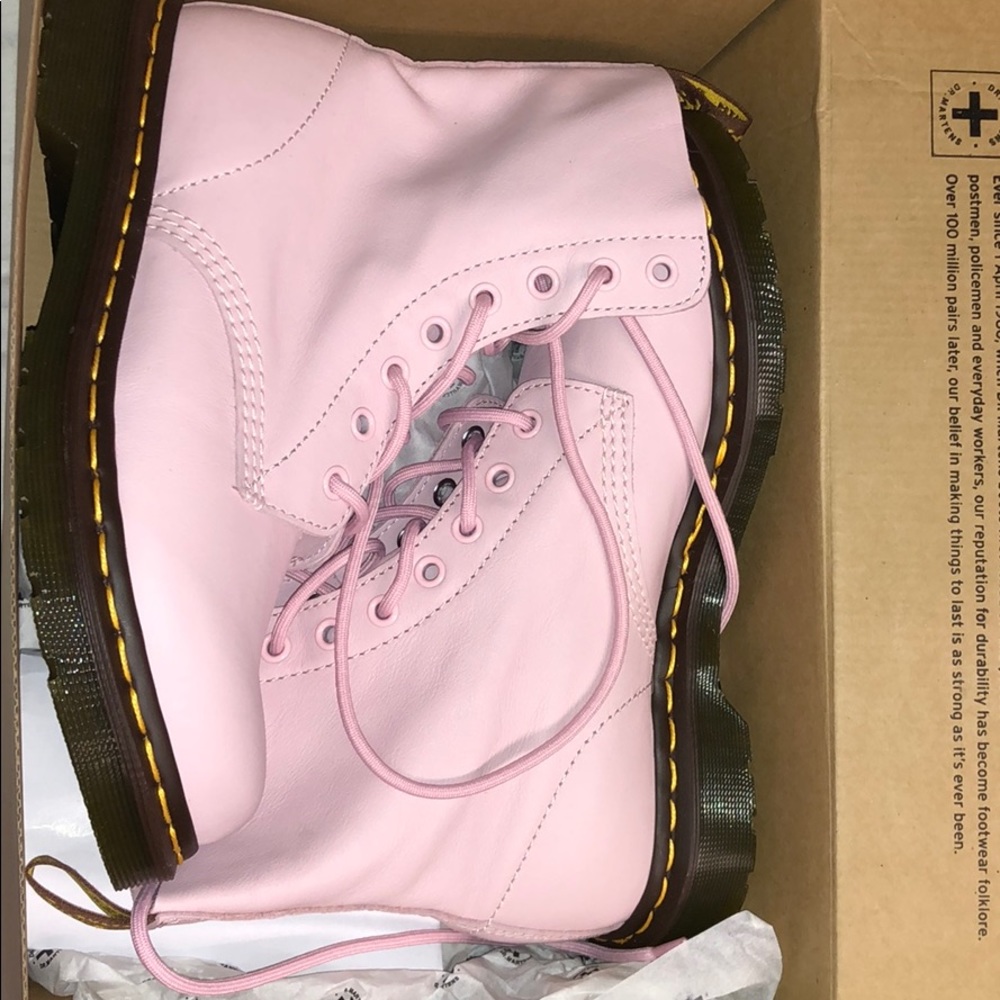 BRAND NEW Dr martens- bubblegum pink pascal boots